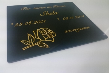 Gedenktafel Shela (Bitte hier klicken um dieses Bild in seiner vollen Größe zu betrachten)