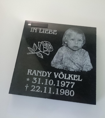 Grabplatte Randy 2 (Bitte hier klicken um dieses Bild in seiner vollen Größe zu betrachten)