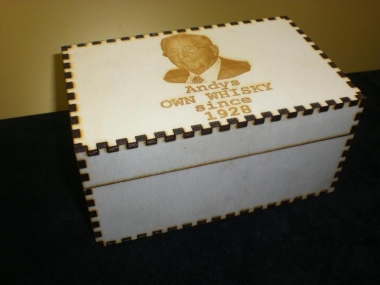 Whisky Box Fotogravur (Bitte hier klicken um dieses Bild in seiner vollen Größe zu betrachten)
