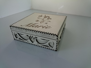 Dekorative Holzbox mit Deckel Gravur (Bitte hier klicken um dieses Bild in seiner vollen Größe zu betrachten)