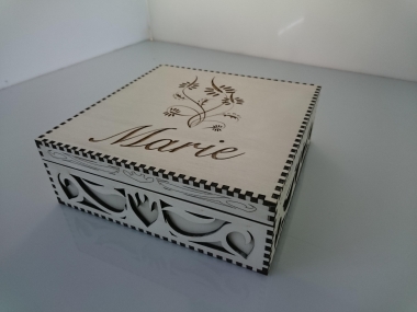 Dekorative Holzbox mit Deckel Gravur 3 (Bitte hier klicken um dieses Bild in seiner vollen Größe zu betrachten)