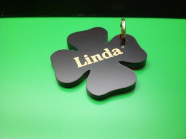 Gravur Kleeblatt schwarz Acrylanh&auml;nger (Bitte hier klicken um dieses Bild in seiner vollen Gr&ouml;&szlig;e zu betrachten)