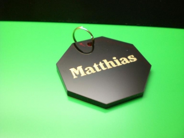 Sechseck Acrylanh&auml;nger schwarz (Bitte hier klicken um dieses Bild in seiner vollen Gr&ouml;&szlig;e zu betrachten)