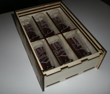 Schnapsgl&auml;ser 6 in Holzbox  (Bitte hier klicken um dieses Bild in seiner vollen Gr&ouml;&szlig;e zu betrachten)