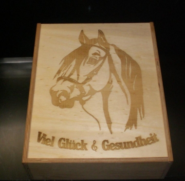 Gravur Weinpräsent  4  (Bitte hier klicken um dieses Bild in seiner vollen Größe zu betrachten)