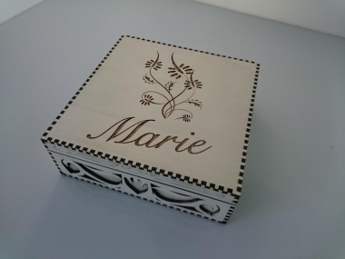 Dekorative Holzbox mit Deckel Gravur 4 (Bitte hier klicken um dieses Bild in seiner vollen Größe zu betrachten)