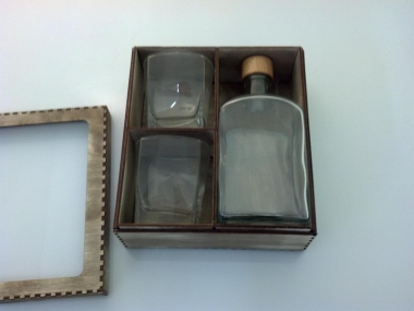 Whiskybox mit Flasche u. Gravur1 (Bitte hier klicken um dieses Bild in seiner vollen Gr&ouml;&szlig;e zu betrachten)