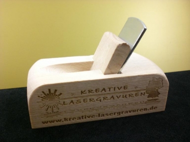 Gravur Flaschen&ouml;ffner Hobel (Bitte hier klicken um dieses Bild in seiner vollen Gr&ouml;&szlig;e zu betrachten)