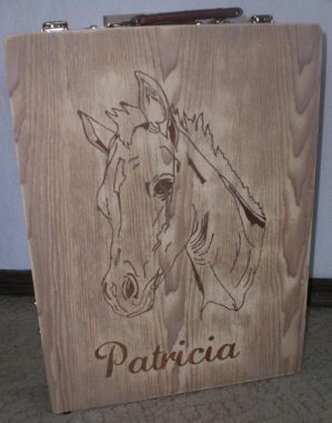 Gravur Malkoffer mit Pferdekopf (Bitte hier klicken um dieses Bild in seiner vollen Gr&ouml;&szlig;e zu betrachten)